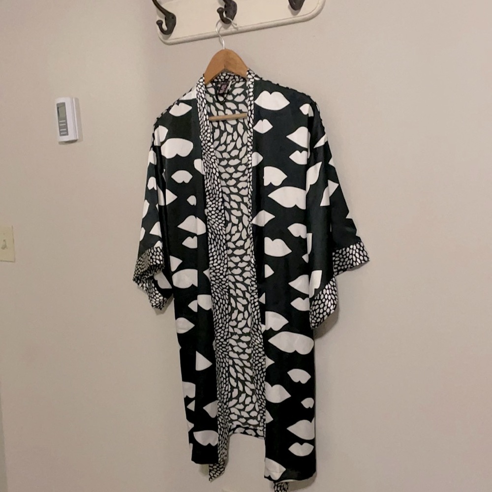 •black & white satin robe•